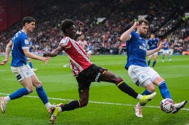 Sheffield United takımından Jesuran Rak-Sakyi, 18 Nisan 2025 'te Sheffield, İngiltere' deki Bramall Lane 'de Sheffield United ile Cardiff City arasındaki Sky Bet Şampiyonası maçında Cardiff City' nin Calum Chambers 'ı ile top mücadelesi verdi.