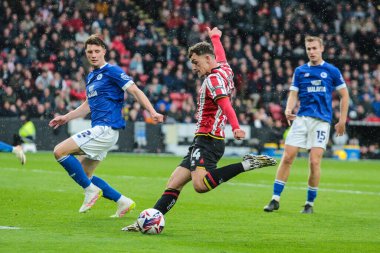 Sheffield United takımından Harrison Burrows 18 Nisan 2025 'te Sheffield Lane, İngiltere' de Sheffield United 'a karşı Cardiff City' de oynanan Gökyüzü İddia Şampiyonası maçında şut atıyor.