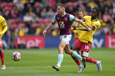 Watford 'dan Pierre Dwomoh, 18 Nisan 2025' te Watarage Road, İngiltere 'de oynanan Sky Bet Şampiyonası maçında Burnley' li Josh Brownhill 'i toptan attı.