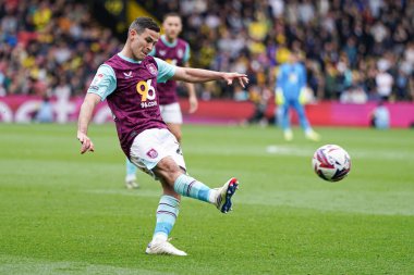 Burnley 'den Josh Cullen 18 Nisan 2025' te İngiltere 'nin Watarage Road şehrinde oynanan Gökyüzü İddia Şampiyonası maçında topu karşıdan karşıya geçiriyor.