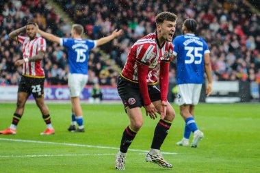 Sheffield United takımının oyuncusu Harrison Burrows, 18 Nisan 2025 'te İngiltere' nin Sheffield şehrinde oynanan ve Sheffield United 'ın Cardiff City' ye karşı oynadığı maçta kaçırdığı golün ardından tepki gösterdi.