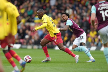 Watford 'dan Edo Kayembe 18 Nisan 2025' te Watford, Watarage Road, İngiltere 'de oynanan Gökyüzü İddia Şampiyonası karşılaşmasında topu ileri sürüyor.