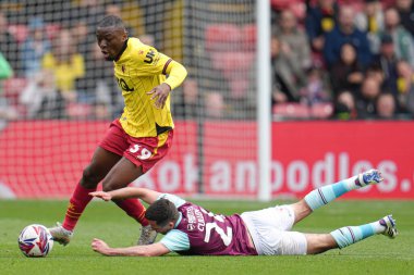 Watford 'dan Edo Kayembe ve Burnley' den Josh Cullen 18 Nisan 2025 'te Vicarage Road, Watford, İngiltere' de Watford-Burnley maçında oynadılar.