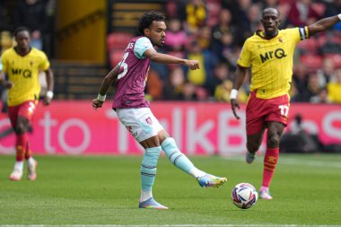 Burnley 'den Lucas Pires 18 Nisan 2025' te İngiltere 'nin Watarage Road şehrinde oynanan Gökyüzü İddia Şampiyonası maçında pas veriyor.