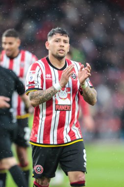 Sheffield United takımından Gustavo Hamer, 18 Nisan 2025 'te İngiltere' nin Sheffield şehrinde oynanan Sheffield United - Cardiff City maçında taraftarları alkışlıyor.