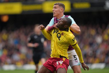 Watford 'dan Edo Kayembe ve Burnley' den Maxime Estve 18 Nisan 2025 'te Vicarage Road, Watford, Birleşik Krallık' ta Watford-Burnley maçında oynadılar.