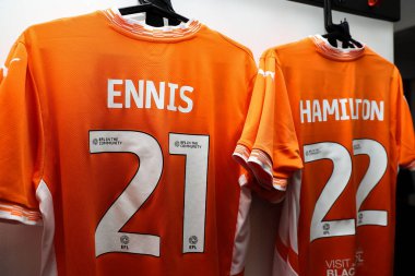 Blackpool 'dan Niall Ennis' in ev tişörtü, 18 Nisan 2025 'te İngiltere' nin Stevenage stadyumundaki Stevenage-Blackpool maçı öncesinde soyunma odasında.