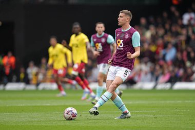 Burnley 'den Maxime Estve, 18 Nisan 2025' te İngiltere 'de Vicarage Road, Watford-Burnley maçında Sky Bet Şampiyonası maçında yan pas oynuyor.