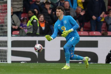 Burnley 'den James Trafford Gökyüzü İddia Şampiyonası maçı sırasında Watford - Burnley Vicarage Road, Watford, İngiltere, 18 Nisan 2025