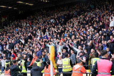 Burnley taraftarları 18 Nisan 2025 'te Watford-Burnley maçı sırasında Vicarage Road, Watford, İngiltere' de karşılaştılar.