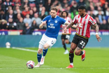 Sheffield United takımından Tyrese Campbell 18 Nisan 2025 'te Sheffield Lane, Sheffield, İngiltere' de oynanan Sky Bet Şampiyonası maçında Cardiff City ile Calum Chambers of Cardiff City ile top mücadelesi verdi.