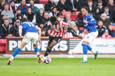 Sheffield United takımından Jesuran Rak-Sakyi, 18 Nisan 2025 'te Sheffield Lane, İngiltere' de oynanan Gökyüzü İddia Şampiyonası karşılaşmasında Cardiff City 'den Callum O' Dowda 'yı yendi.