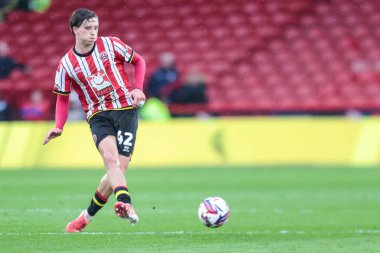 Sheffield United takımından Sydie Peck, 18 Nisan 2025 'te Sheffield United' a karşı Cardiff City 'de oynanan Gökyüzü İddia Şampiyonası maçında pas attı.