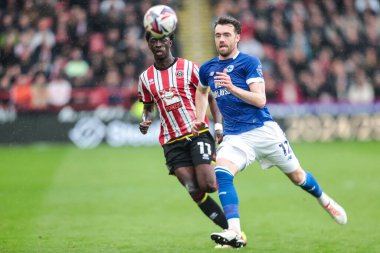 Sheffield United 'dan Jesuran Rak-Sakyi ve Cardiff City' nin Calum Chambers takımları 18 Nisan 2025 'te Bramall Lane, Sheffield, Birleşik Krallık' ta oynanan Sky Bet Şampiyonası maçında topu kaybettiler.