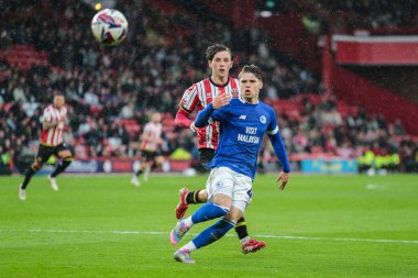 Sheffield United 'dan Sydie Peck ve Cardiff City' den Cian Ashford 18 Nisan 2025 'te Bramall Lane, Sheffield, İngiltere' de oynanan Sky Bet Şampiyonası maçında topu kaybettiler.