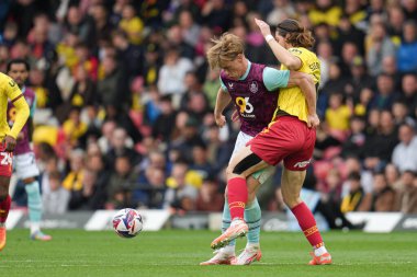 Burnley 'den Zian Flemming ve Watford' dan Francisco Sierralta, 18 Nisan 2025 'te Vicarage Road, Watford, İngiltere' de oynanan Gökyüzü İddia Şampiyonası karşılaşmasında topu kaptı.