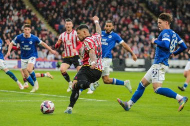 Sheffield United takımından Gustavo Hamer, 18 Nisan 2025 'te Sheffield Lane, Sheffield, Birleşik Krallık' ta oynanan Sky Bet Şampiyonası maçında Cardiff City 'den Cian Ashford' un baskısı altında topu geçiyor.