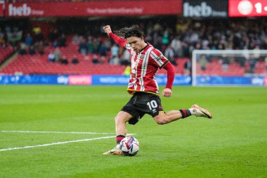 Sheffield United takımından Callum O 'Hare 18 Nisan 2025' te Bramall Lane, Sheffield, İngiltere 'de Sheffield United ile Cardiff City arasındaki Sky Bet Şampiyonası maçında topu geçiyor.