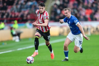 Cardiff City 'den Sivert Mannsverk, Sheffield United' tan Anel Ahmedhodi 'ye, 18 Nisan 2025' te Bramall Lane, Sheffield, Birleşik Krallık 'ta oynanan Sheffield United - Cardiff City maçında baskı uyguladı.