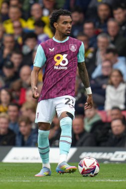 Burnley takımından Lucas Pires 18 Nisan 2025 'te Watford-Burnley maçı sırasında Vicarage Road, Watford, İngiltere' de oynandı.