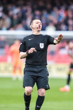 Hakem Tony Harrington, 18 Nisan 2025 'te Sheffield United, Sheffield, İngiltere' de Cardiff City 'e karşı oynadığı Sky Bet Şampiyonası maçında...