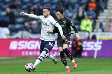 Preston North End 'den Sam Greenwood Queens Park Rangers' dan Yang Min-Hyeok 'un yanından geçiyor. 18 Nisan 2025' te Queens Park Rangers 'a karşı Preston North End maçında.