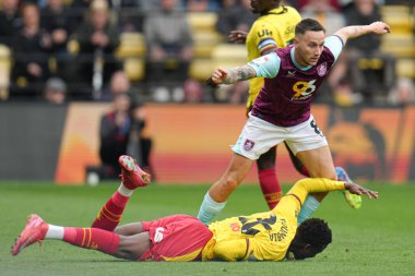 Burnley takımından Josh Brownhill, Watford 'lu Mamadou Doumbia' yı 18 Nisan 2025 'te Vicarage Road, Watford, İngiltere' deki Watford-Burnley maçında yere serdi.