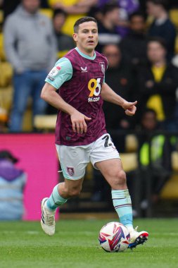 Burnley takımından Josh Cullen 18 Nisan 2025 'te Watford-Burnley maçında Vicarage Road, Watford, İngiltere' de karşı karşıya geldi.