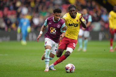 Watford 'dan Pierre Dwomoh 18 Nisan 2025' te Watarage Road, Watford, Birleşik Krallık 'ta oynanan Sky Bet Şampiyonası karşılaşmasında Burnley' li Marcus Edwards 'a meydan okumaya çalışıyor.