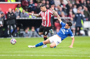 Sheffield United takımının oyuncusu Alex Robertson, Sheffield United 'a karşı Cardiff City Bramall Lane, Sheffield, Birleşik Krallık' ta 18 Nisan 2025 'de oynanan maçında Sheffield United maçında Gustavo Hamer' ı slaytla geçti.