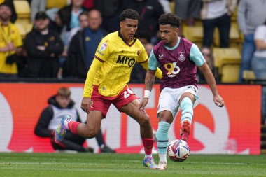 Burnley 'den Marcus Edwards Watford' dan Caleb Wiley 'nin 18 Nisan 2025' te Watford, Watarage Road, İngiltere 'de oynadığı Watford-Burnley maçında topa baskı uyguluyor.