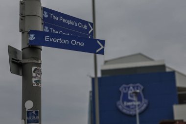 Goodison Park 'ın, 19 Nisan 2025' te Goodison Park, Liverpool 'da oynanan Premier League maçında Everton Manchester City' ye karşı seyircileri yönlendiren yol tabelaları.