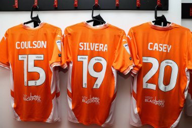 Blackpool 'un soyunma odasındaki tişörtü 18 Nisan 2025' te İngiltere 'de Lamex Stadyumu' nda Stevenage ve Blackpool maçının önünde.