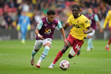 Burnley 'den Marcus Edwards topu Watford' lu Pierre Dwomoh 'un baskısı altında Vicarage Road, Watford, İngiltere' deki Watford vs Burnley maçında sürüyor. 18 Nisan 2025