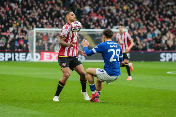 Sheffield United takımından Vinicius Souza 18 Nisan 2025 'te Bramall Lane, Sheffield, İngiltere' de oynanan Sheffield United-Cardiff City maçında topu kontrol ediyor.