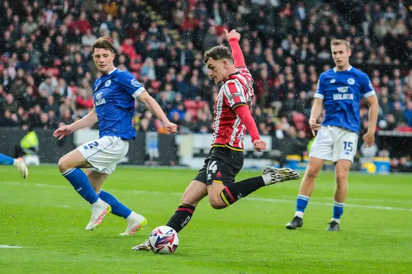 Sheffield United takımından Harrison Burrows 18 Nisan 2025 'te Sheffield Lane, İngiltere' de Sheffield United 'a karşı Cardiff City' de oynanan Gökyüzü İddia Şampiyonası maçında şut atıyor.