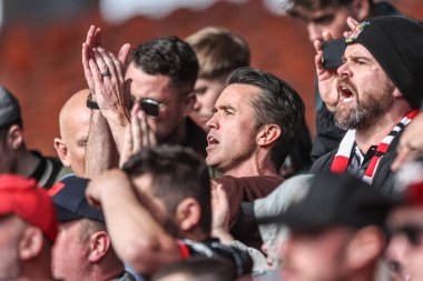 Rob McElhenney, Wrexham taraftarlarıyla 21 Nisan 2025 'te Bloomfield Road, Blackpool' da oynanan Blackpool-Wrexham maçında yaptığı promosyon hakkında şarkı söylüyor.