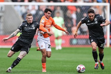 Blackpool 'dan Rob Apter topu aldı ve Wrexham' dan James McClean ve Matthew James 'in elinden kaçtı. 21 Nisan 2025' de Bloomfield Road, Blackpool 'da Blackpool-Wrexham maçında.