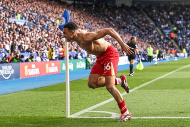 Liverpool 'dan Trent Alexander-Arnold, 20 Nisan 2025' te King Power Stadyumu 'nda Leicester City ile Liverpool arasındaki Premier League maçında 0-1 kazanma hedefini kutluyor.