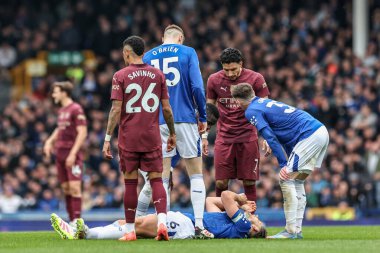 Everton 'dan James Tarkowski, 19 Nisan 2025 tarihinde İngiltere' nin Liverpool şehrinde oynanan Everton-Manchester maçı sırasında sakatlandı.