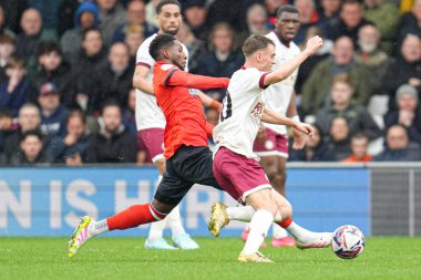 Luton Town 'dan Isaiah Jones, Bristol City' li Scott Twine ile 21 Nisan 2025 'te Kenilworth Road, Luton, İngiltere' de oynanan Luton Town - Bristol City maçında karşı karşıya geldi.