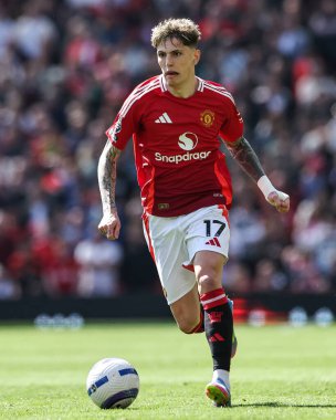 Manchester United takımından Alejandro Garnacho, Manchester United ile Wolverhampton Wanderers maçında 20 Nisan 2025 'te Old Trafford, Manchester, İngiltere' de top ile ilerliyor.