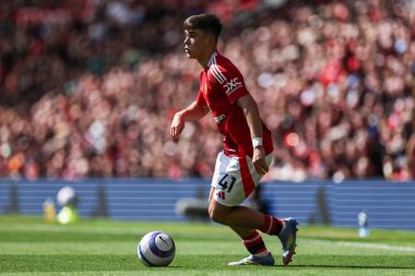 Manchester United takımından Harry Amass 20 Nisan 2025 'te Old Trafford, Manchester' da oynanan Premier League maçında topu kontrol ediyor.