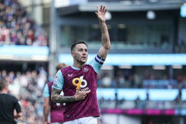 Burnley 'den Josh Brownhill, 21 Nisan 2025' te Burnley ile Sheffield United arasında oynanan Sky Bet Şampiyonası maçında 2-1 'lik galibiyetini kutluyor.