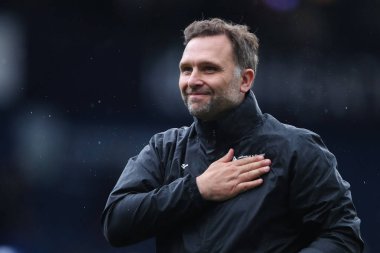 Derby County teknik direktörü John Eustace, 21 Nisan 2025 'te İngiltere' nin başkenti West Bromwich Derby County 'de oynanan West Bromwich Albion - Derby Şampiyonası maçında takımının kazanmasını kutluyor.