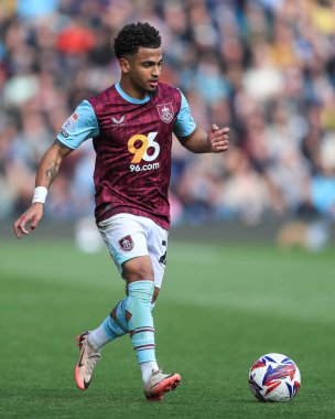 Burnley 'den Marcus Edwards, Burnley - Sheffield United - Turf Moor, Burnley, Birleşik Krallık, 21 Nisan 2025' te oynanan Sky Bet Şampiyonası maçında topu ileri sürüyor.