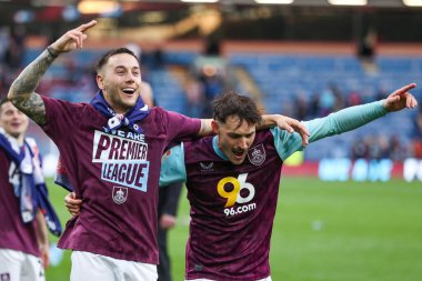 Burnley 'den Josh Brownhill ve Burnley' den Connor Roberts 21 Nisan 2025 'te Burnley, Burnley, İngiltere' de Sheffield United 'a karşı oynanan Gökyüzü İddia Şampiyonası maçından sonra lige geri dönmelerini kutluyorlar.