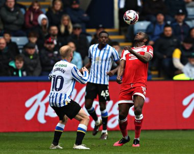 Sheffield Wednesday 'den Barry Bannan, Middlesbrough Futbol Kulübü' nden Anfernee Dijksteel 'e, 21 Nisan 2025' te Sheffield Çarşamba günü Middlesbrough 'a karşı oynadığı Gökyüzü İddia Şampiyonası maçında baskı yapıyor.