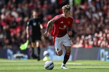 Manchester United takımından Alejandro Garnacho, Manchester United ile Wolverhampton Wanderers maçında 20 Nisan 2025 'te Old Trafford, Manchester, İngiltere' de top ile ilerliyor.