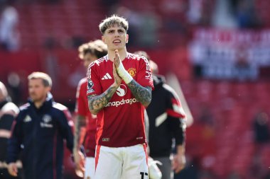 Manchester United takımından Alejandro Garnacho, 20 Nisan 2025 tarihinde Old Trafford, Manchester, İngiltere 'de oynanan Premier League karşılaşması sonrasında ev sahibi taraftarları alkışlıyor.